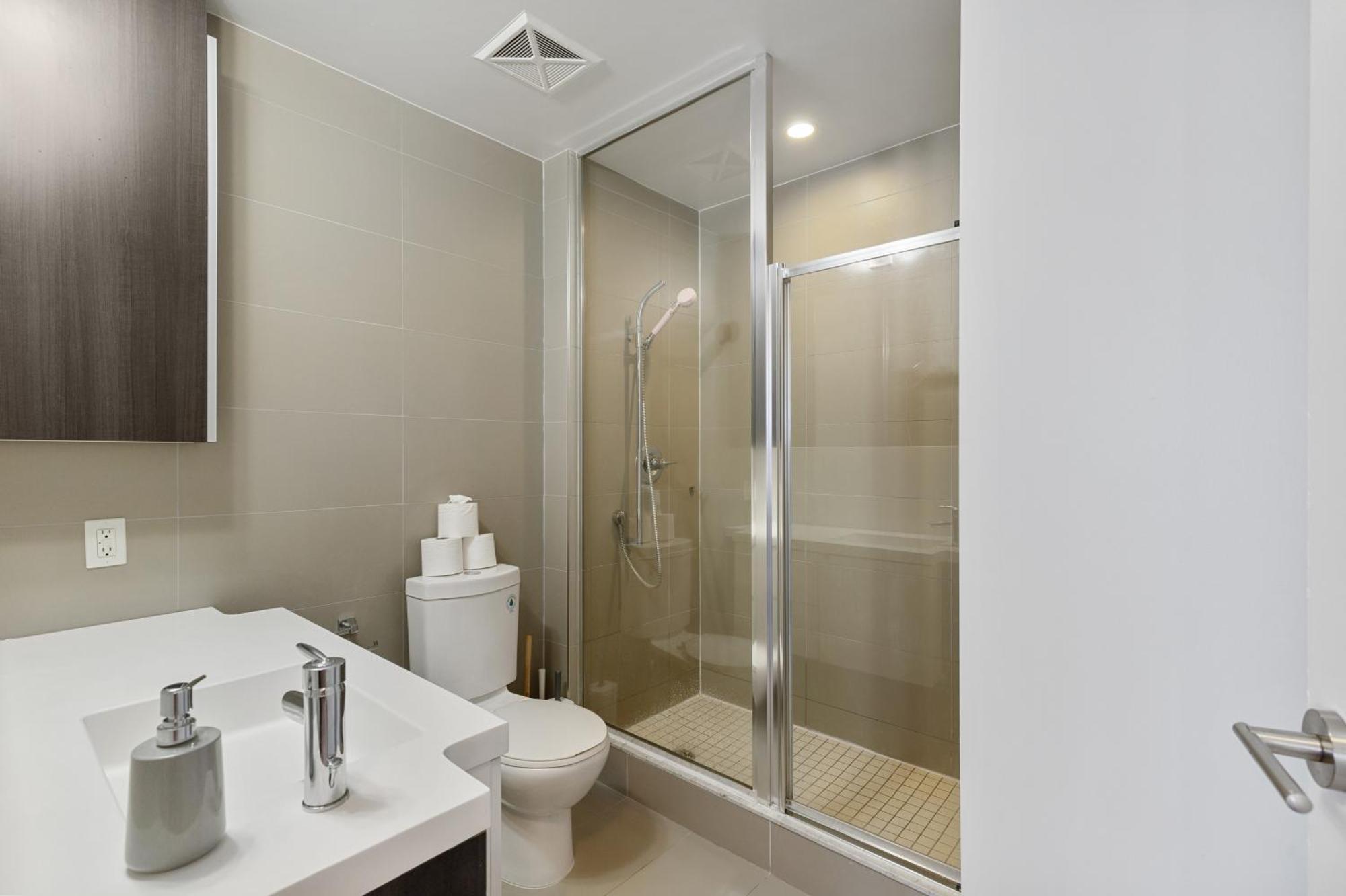 2Bedroom Cn Tower And Water Views - Free Parking - Rooftop Pool Toronto Dış mekan fotoğraf